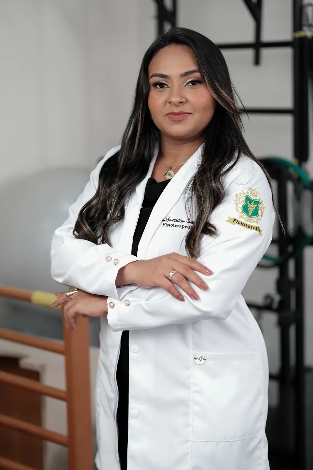 Dra. Francicléia Carvalho, fisioterapeuta, de braços cruzados